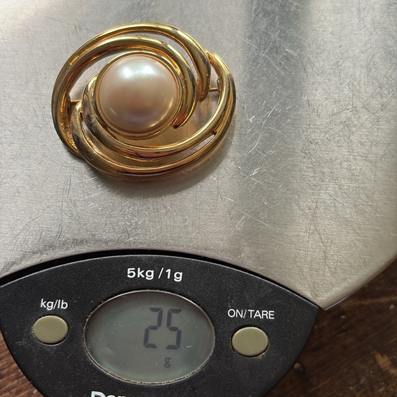 Vintage Gold-Tone Swirl Earrings and Brooch Set ~ Flat-Back Faux Pearl Centre 97 - Picture 14 of 16